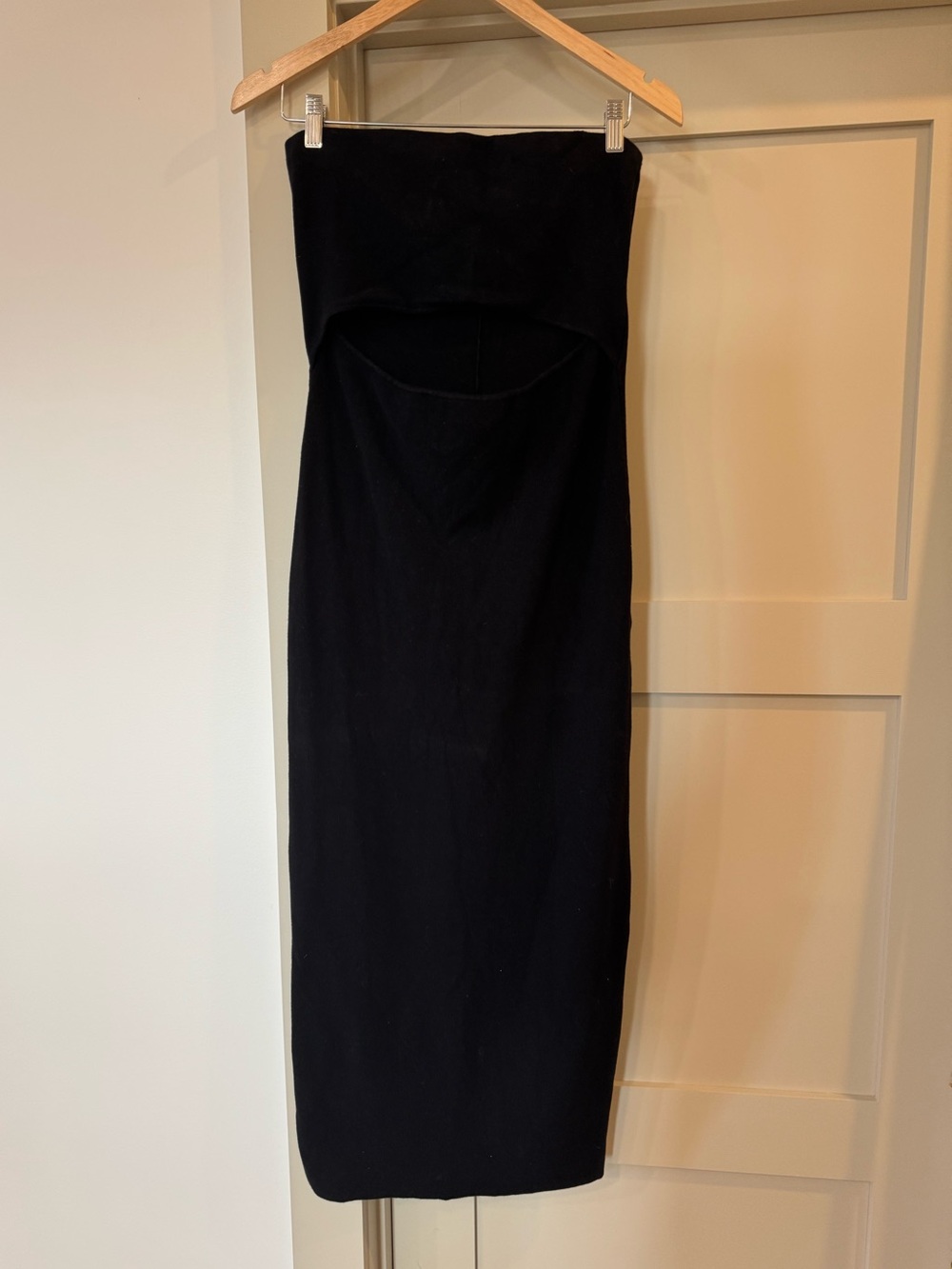 House of Harlow 1960 Strapless Black Sleek Tube Silhouette and peep hole front